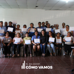 Grupo de líderes comunitarios sosteniendo su diploma de participación